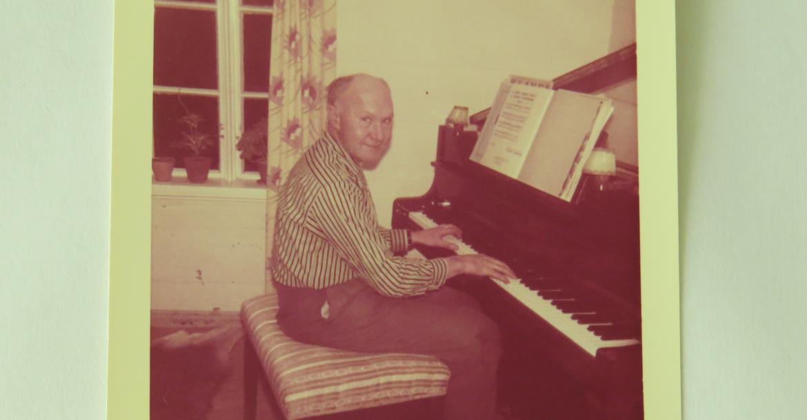 Pappa ved pianoet